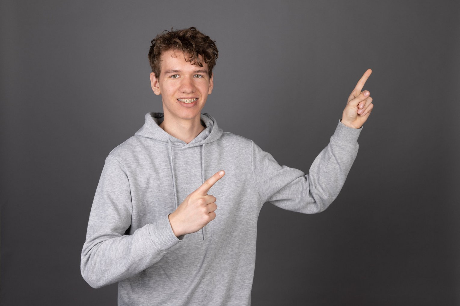 Azubi zeigt nach rechts Azubi zeigt nach rechts