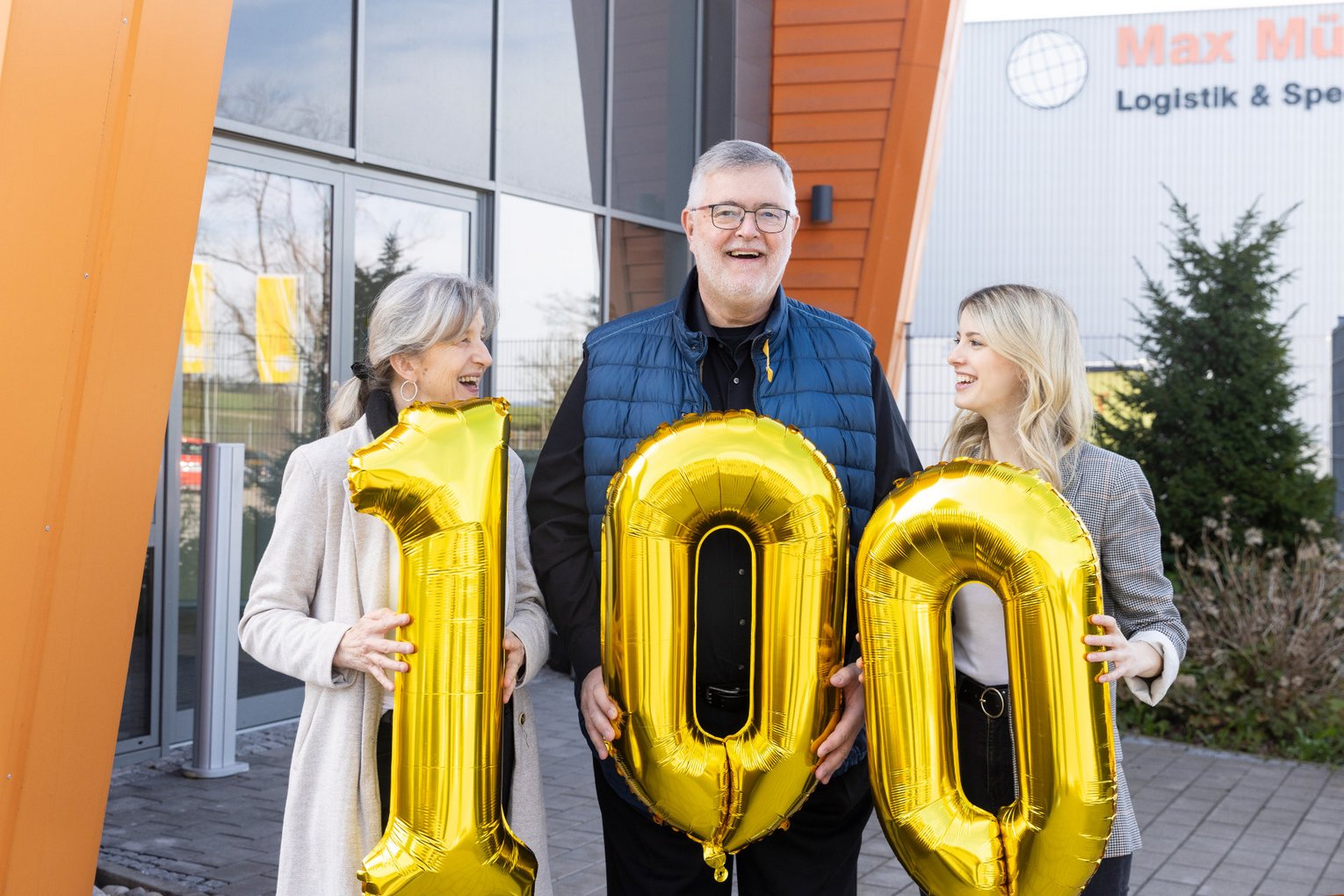 Familie Müller mit 100 Luftballons