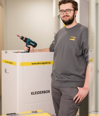 Benni beim Umzug mit Umzugskarton